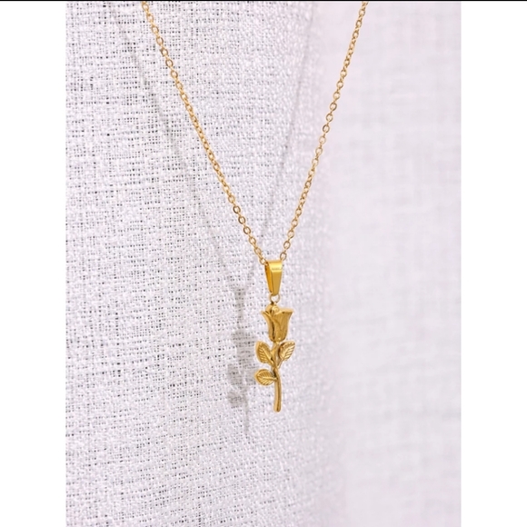 Trendy Rose Flower Necklace - Picture 3 of 4